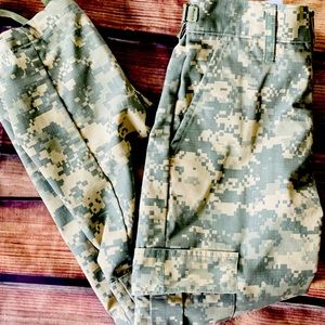 Military combat trousers